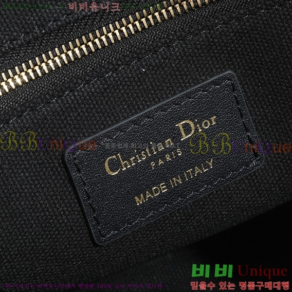 # Ʈ  Ʈ  M585581-102